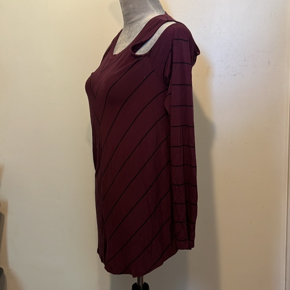 Cold Shoulder top - Picture 2 of 5